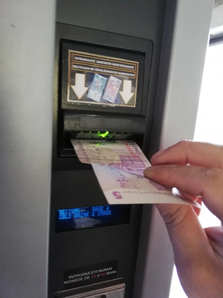 O bancnotă introdusă în acceptorul unui automat de snack