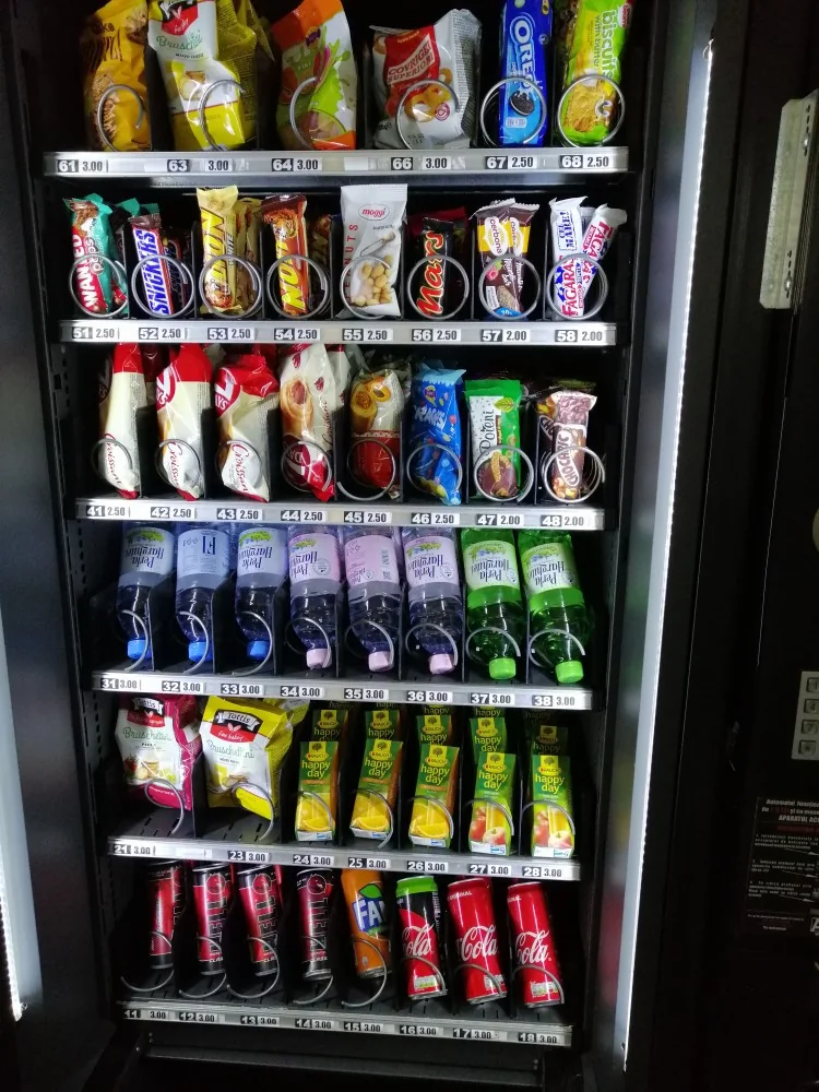 Automat de snack plin, cu tăvi iluminate din interior